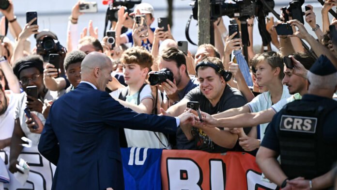 Football : après l’arrive de Zinédine Zidane, des Bleus plus offensifs? Football : après l’arrive de Zinédine Zidane, des Bleus plus offensifs?