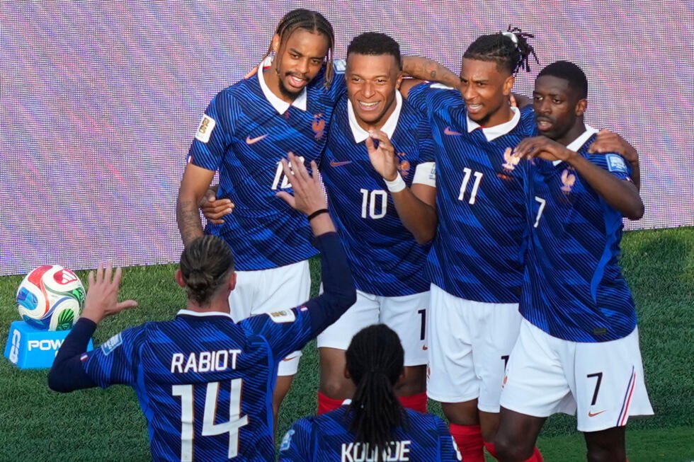 Le Français Kylian Mbappé célèbre avec ses coéquipiers après avoir marqué son troisième but lors du match des 16es de finale de la Coupe du monde opposant la France à la Suède
