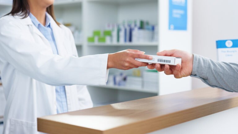 Hausse colossale du prix de certains médicaments : "La dépense moyenne par habitant passe de 437 à 604 euros entre 2016 et 2024"