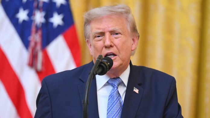 Il a annoncé un nouveau "mur tarifaire" contre une soixantaine de pays: comment Trump tente de contourner la Cour suprême pour rétablir ses droits de douane