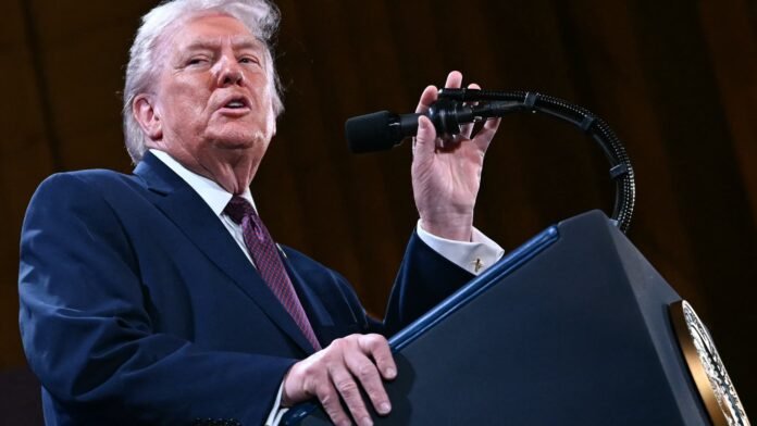 Il a gagné 100.000 dollars en pariant sur les discours de Trump… qu'il lisait à l'avance: l'assistant chargé du prompteur du président américain rattrapé par les enquêteurs