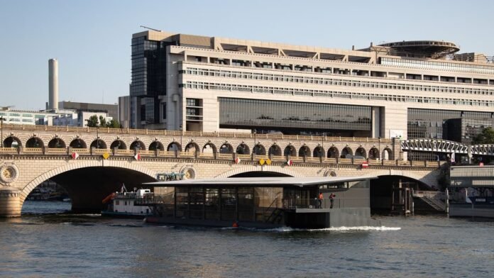 Ils donnent 10, 60, 73, 100 euros (et même 40.000 euros une fois) pour éponger la colossale dette française de 3.500 milliards d'euros: pourquoi ces Français veuler aider à redresser les comptes publics
