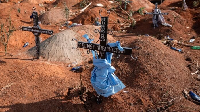 «Ils nous ont frappés à coups de machette»: la désinformation sur Ebola vire à la violence en RDC