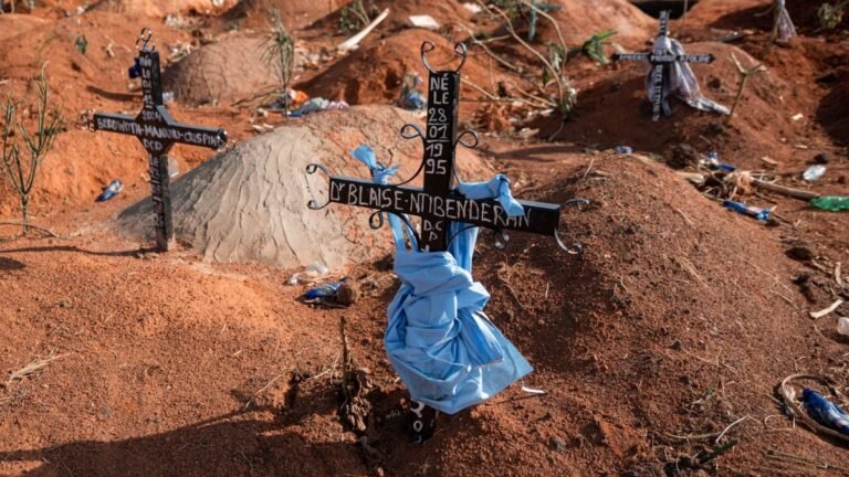 «Ils nous ont frappés à coups de machette»: la désinformation sur Ebola vire à la violence en RDC