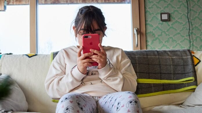 Interdire les réseaux sociaux aux moins de 15 ans, c'est bien, se prémunir contre les ravages de l'IA, c'est encore mieux