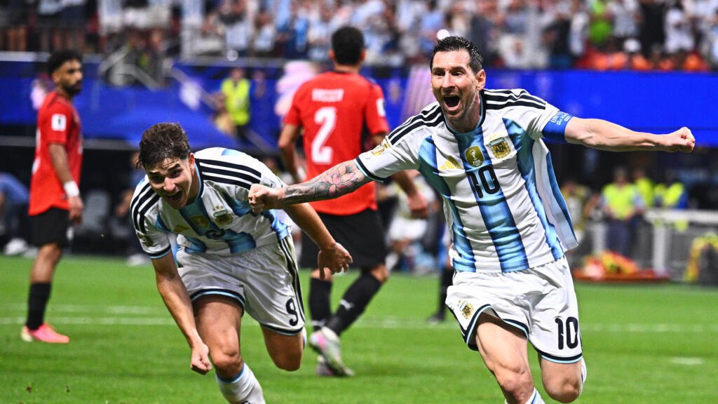L'Argentin Lionel Messi célèbre son deuxième but lors du match des huitièmes de finale de la Coupe du monde opposant l'Argentine à l'Égypte, à Atlanta, le 7 juillet 2026.