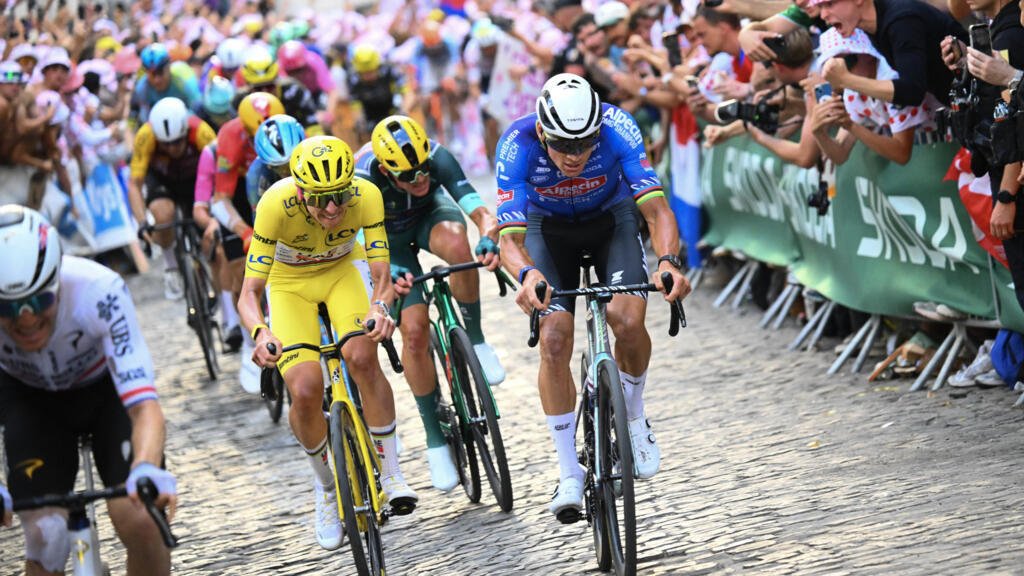 Le Slovène Tadej Pogacar, vêtu du maillot jaune, et le Néerlandais Mathieu van der Poel sur la butte Montmartre, à Paris, lors de la 21e étape du Tour de France le 26 juillet 2026.
