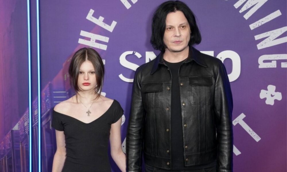 Jack White joue « Cannon » des White Stripes avec sa fille Scarlett
