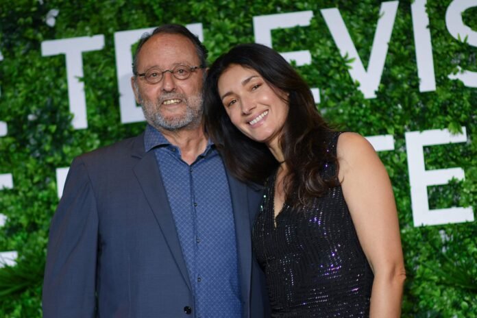 Jean Reno : oui, il file toujours le parfait amour avec Zofia, sa compagne de 23 ans sa cadette qui l’épaule pour ses dédicaces