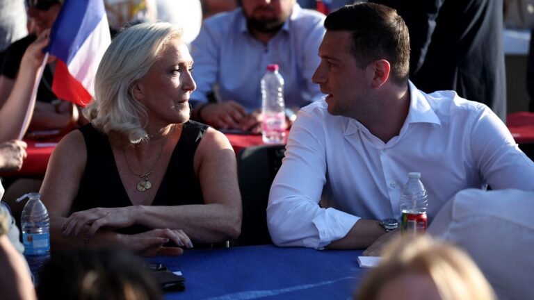 Jordan Bardella redit son "total soutien" à Marine Le Pen et "espère la voir élue"