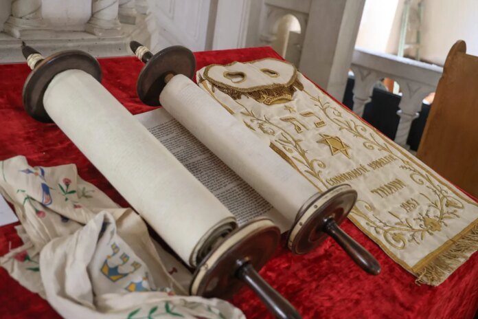 Judaïsme : des rouleaux de la Torah dérobés dans une synagogue de Levallois-Perret