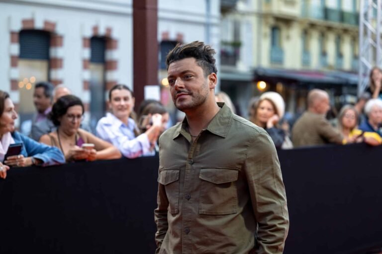 Kev Adams a conquis les téléspectateurs Américains : non, il n’a pas eu besoin d’harceler la production