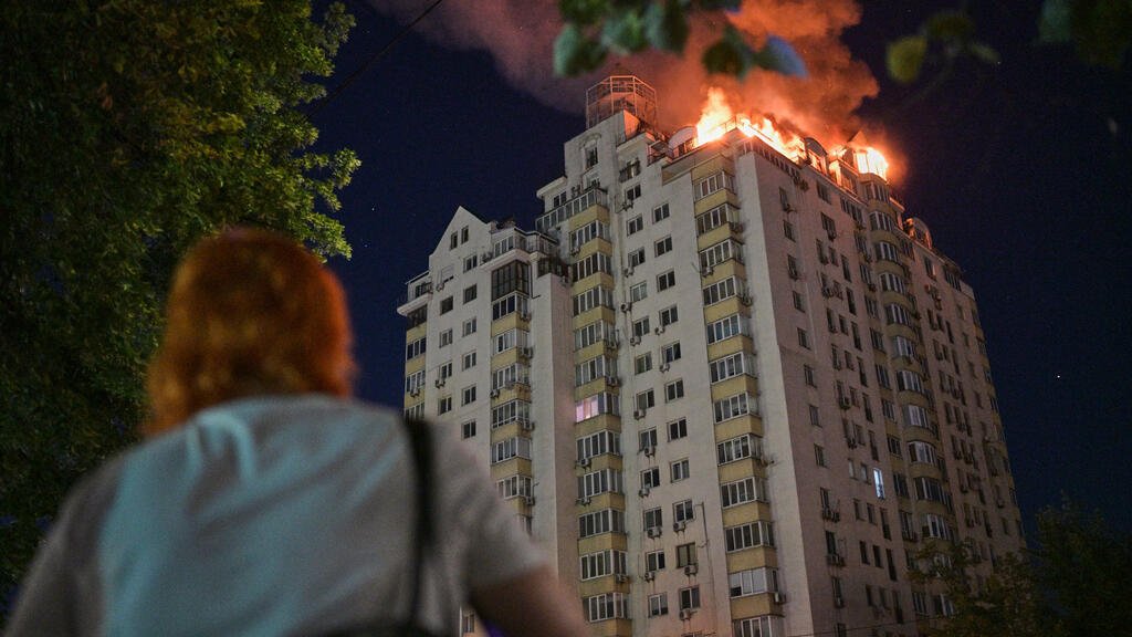 Un immeuble résidentiel est en feu à la suite d'une attaque russe de plusieurs heures par missiles et drones contre Kiev, le 2 juillet 2026. Au moins 30 personnes ont été tuées