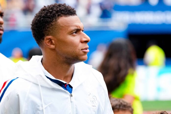 Kylian Mbappé a présenté sa mère Fayza Lamari à sa belle Ester Exposito : un trio qui s’offre des bijoux haut de gamme que tout le monde s’arrache