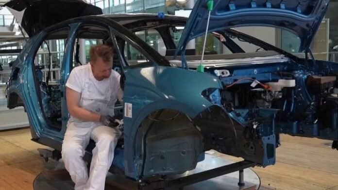 L'industrie automobile européenne menacée : comment expliquer les difficultés du secteur, alors que Volkswagen annonce un plan massif de suppression d'emplois ?