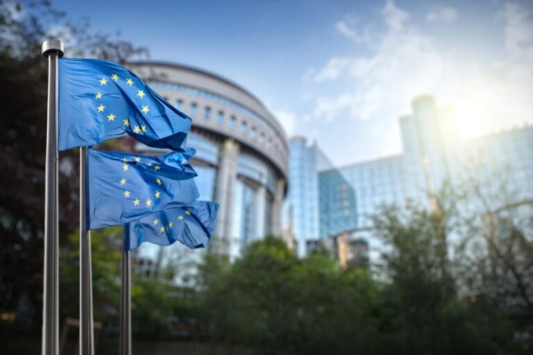 L’UE veut ouvrir Android et iOS aux assistants IA concurrents : Google et Apple dénoncent un risque pour la sécurité