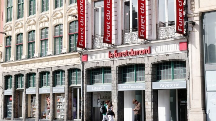 La Société des grands magasins, propriétaire du BHV, propose de reprendre les librairies Le Furet du Nord à Reims et Decitre à Grenoble La Société des grands magasins, propriétaire du BHV, propose de reprendre les librairies Le Furet du Nord à Reims et Decitre à Grenoble