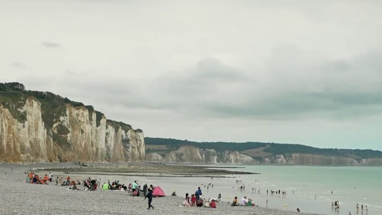 La côte normande et sa fraîcheur font le plein de touristes… Jusqu'à faire de l'ombre au Sud en été ?