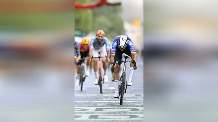 La dernière étape du Tour pour Mathieu van der Poel qui s'impose sur les Champs-Elysées
