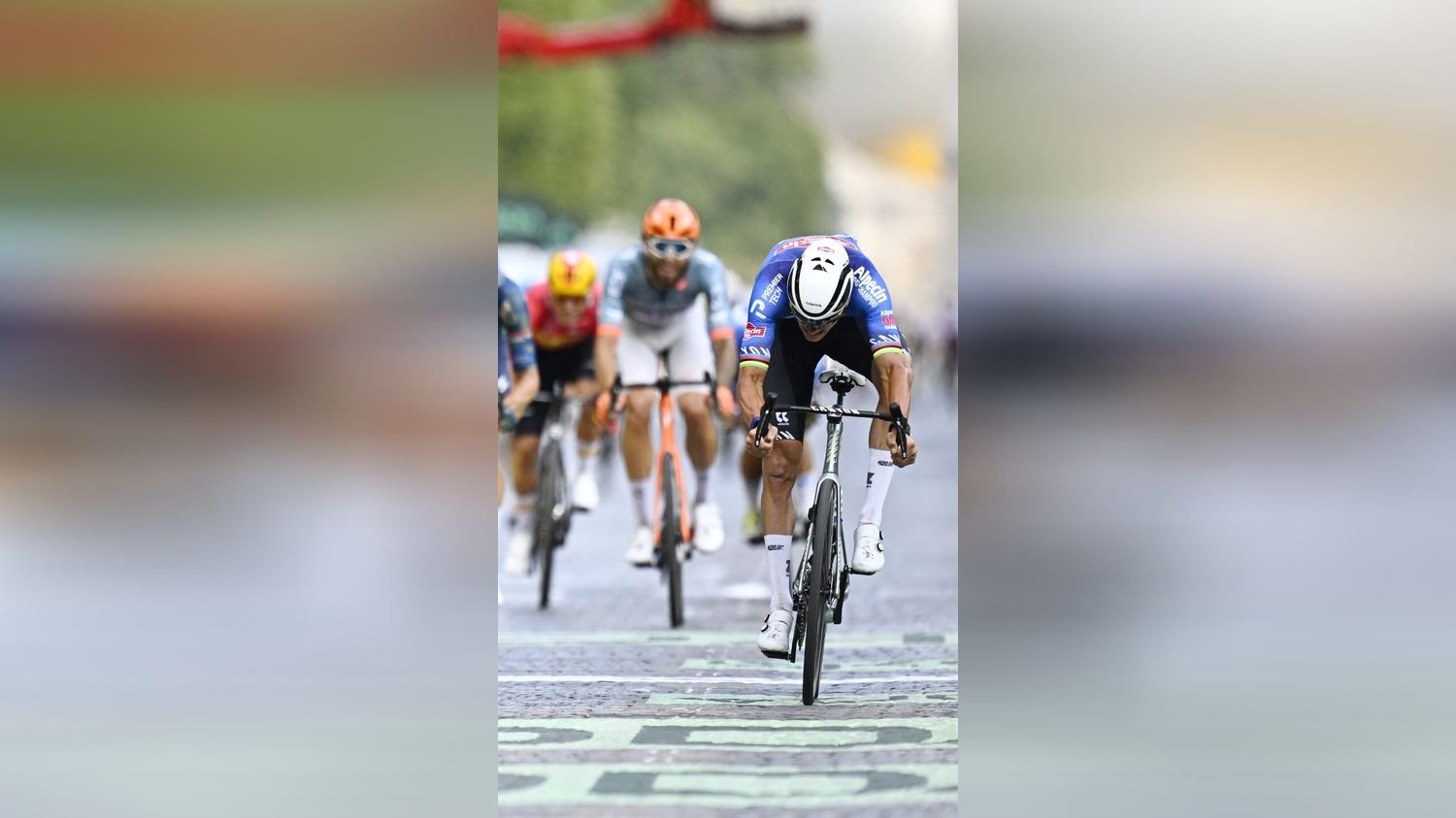 La dernière étape du Tour pour Mathieu van der Poel qui s'impose sur les Champs-Elysées