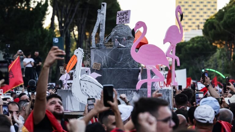 La famille de Donald Trump sème la pagaille en Albanie: à Tirana, des dizaines de milliers de manifestants s'opposent au projet de complexe hôtelier de luxe lié à la fille du président américain et son mari, Jared Kushner
