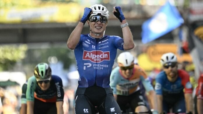 Le Belge Jasper Philipsen remporte la 17e étape du Tour de France au sprint, Tadej Pogacar toujours en jaune Le Belge Jasper Philipsen remporte la 17e étape du Tour de France au sprint, Tadej Pogacar toujours en jaune