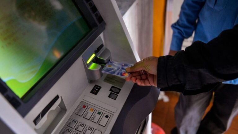 Le nombre de distributeurs de billets continue de diminuer en France