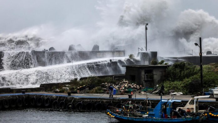 Le typhon Bavi frappe la Chine, avant d'être rétrogradé en tempête tropicale