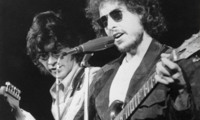 Les 35 guitaristes qui ont joué dans le groupe de Bob Dylan