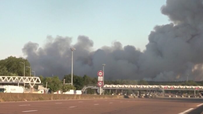Les incendies en série perturbent les autoroutes et le trafic SNCF