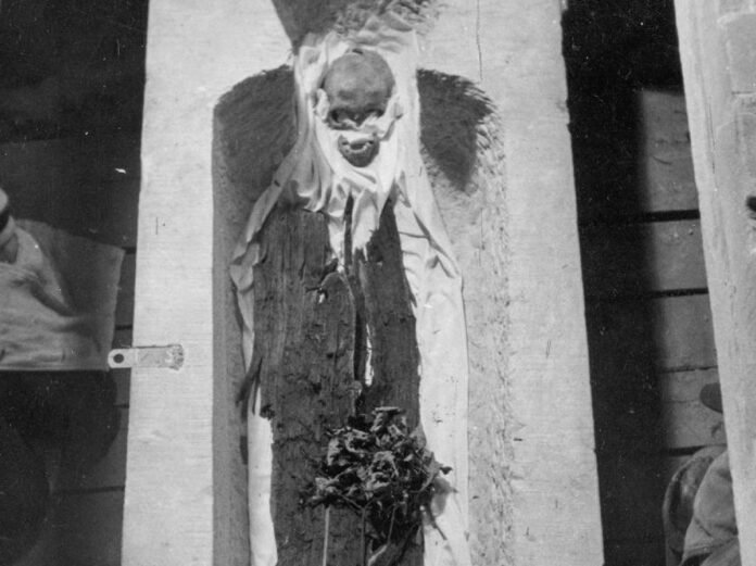 sarcophage SS abritant le crâne supposé du roi Henri 1er de Saxe lors de son ouverture en 1948, Quedlinbourg