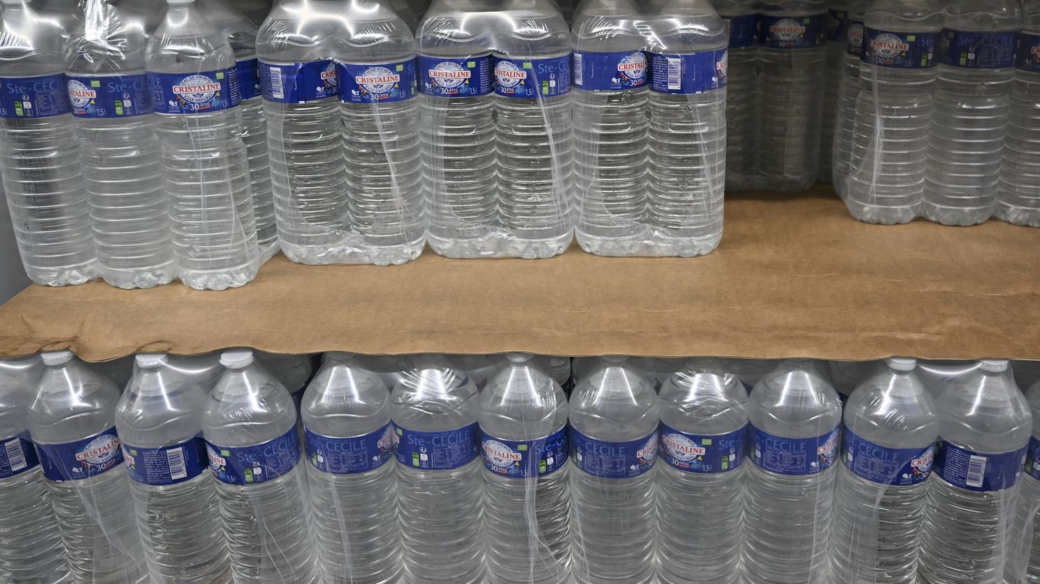 Les packs d'eau seront-ils bientôt interdits à la vente en France et dans l'Union européenne, comme l'affirme une eurodéputée du Rassemblement national ?