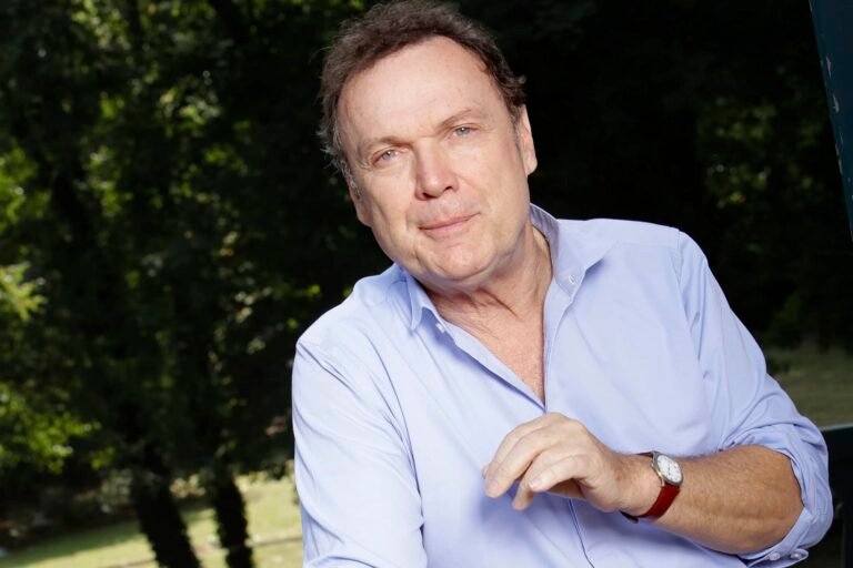 L’ex animateur télé, Julien Lepers, accusé d’escroquerie par près de 400 personnes