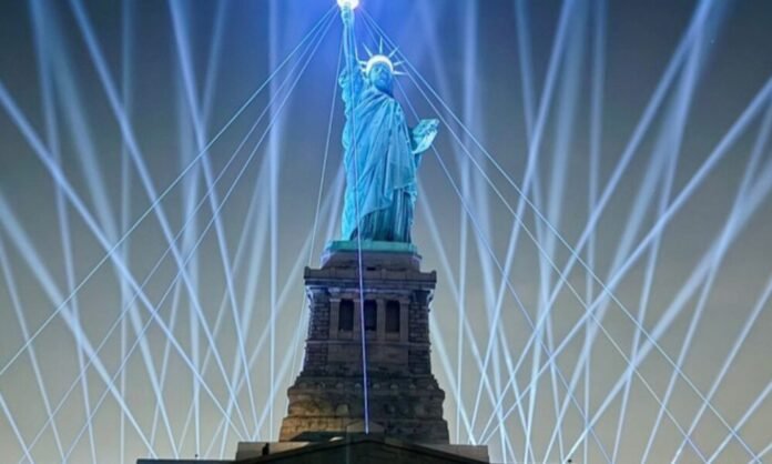 Liberty Lights : Michael Canitrot illumine la Statue de la Liberté, en replay ce soir sur France 2