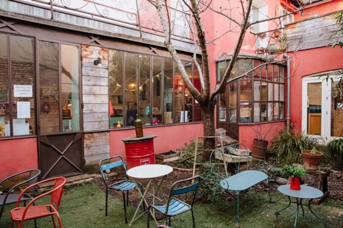 L’occasion monte, les rideaux tombent : en librairie, on cherche les parades