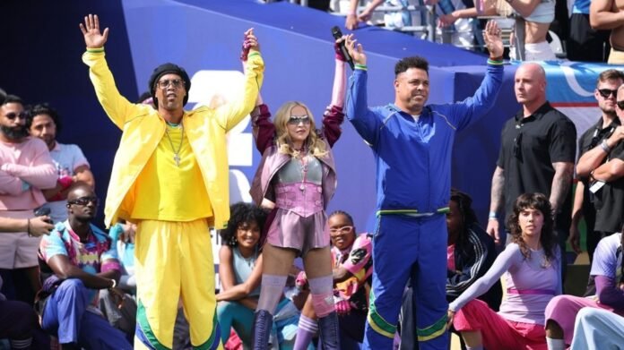 Madonna, Justin Bieber, BTS, Shakira, Tom Cruise : un défilé de stars à défaut d'un show très spectaculaire met la touche finale au Mondial 2026 Madonna, Justin Bieber, BTS, Shakira, Tom Cruise : un défilé de stars à défaut d'un show très spectaculaire met la touche finale au Mondial 2026