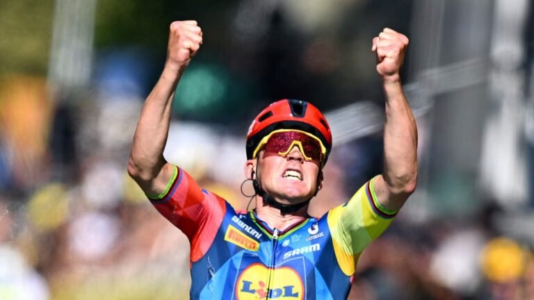 Mads Pedersen s'impose au sprint à Foix sur la 4e étape du Tour de France au terme d'une échappée, le Norvégien Torstein Traeen prend le maillot jaune à Tadej Pogacar