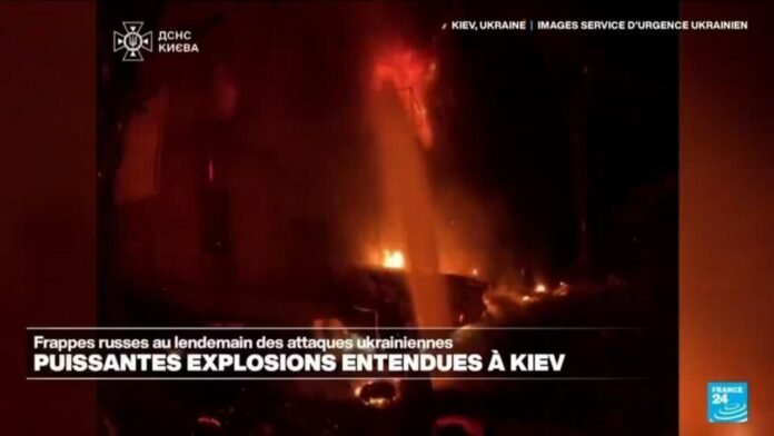 Manifestations à Kiev malgré de puissantes explosions suite à des attaques russes