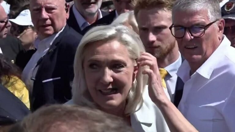 Marine Le Pen lance sa campagne à La Flèche, dans la Sarthe, et goûte un premier bain de foule après sa condamnation