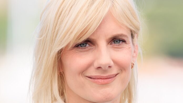Mélanie Laurent, pas peu fière de garder l’identité des papas de ses enfants secrète, révèle élever ses deux enfants toute seule