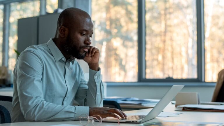 Micro-entreprise et société : les critères pour trancher