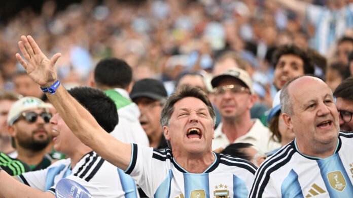 Mondial 2026 : de "Wonderwall" à "La Cuarta estrella", les chants des supporters des demi-finalistes