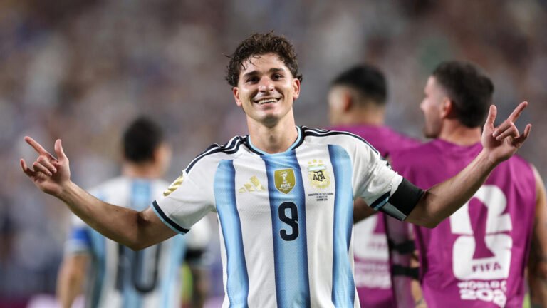 Mondial 2026 : l'Argentine s'en sort contre la Suisse et rejoint l'Angleterre en demi-finale.