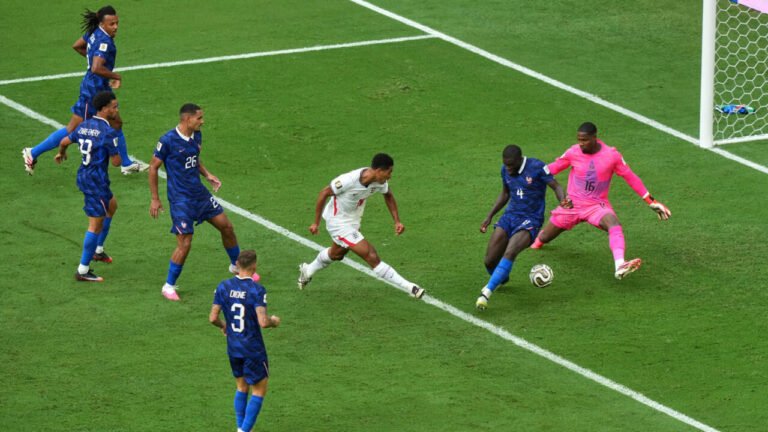 Mondial 2026 : la France évite le naufrage contre l'Angleterre mais s'incline pour la dernière de Deschamps