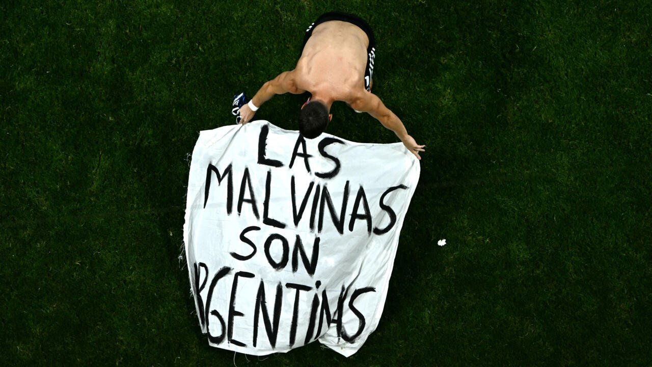 Mondial 2026 : la banderole "Les Malouines sont argentines" brandie par des joueurs de l'Albiceleste Mondial 2026 : la banderole "Les Malouines sont argentines" brandie par des joueurs de l'Albiceleste