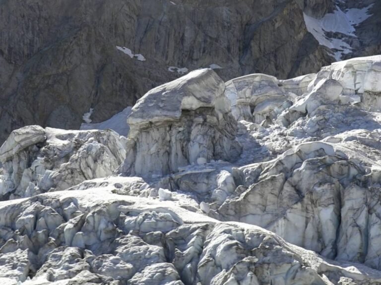 Mont Blanc : les guides interdisent les ascensions sur un glacier trop dégradé