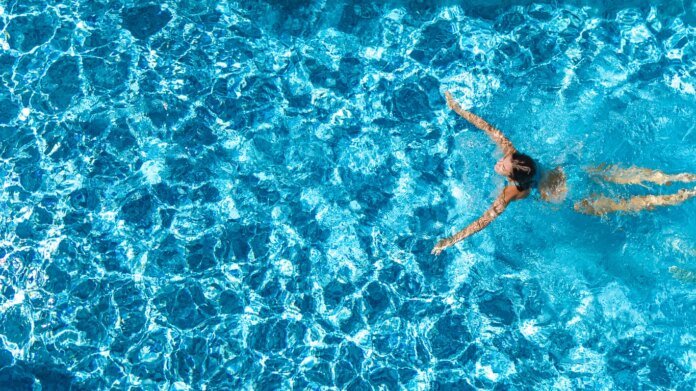 Natation : 4 erreurs qui ruinent votre nuque (et votre colonne) !