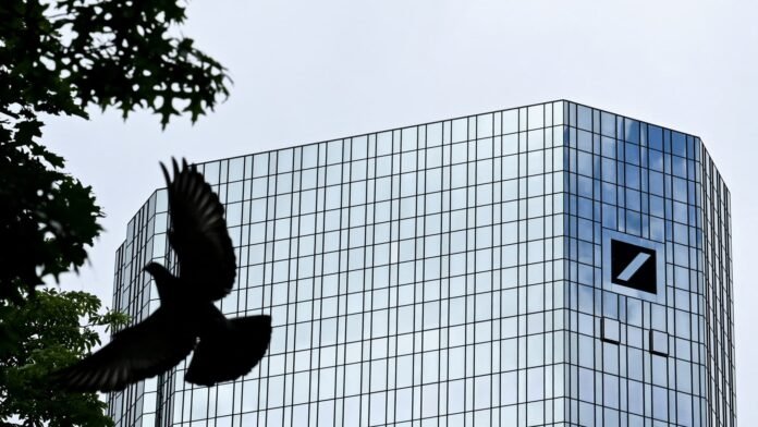 Neuf ans après la révélation du scandale "cum-ex", le siège de la Deutsche Bank est perquisitionné à Francfort pour suspicion de fraude fiscale