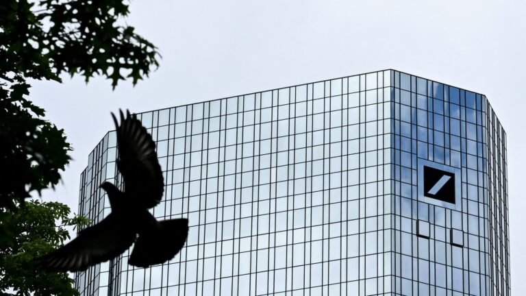 Neuf ans après la révélation du scandale "cum-ex", le siège de la Deutsche Bank est perquisitionné à Francfort pour suspicion de fraude fiscale