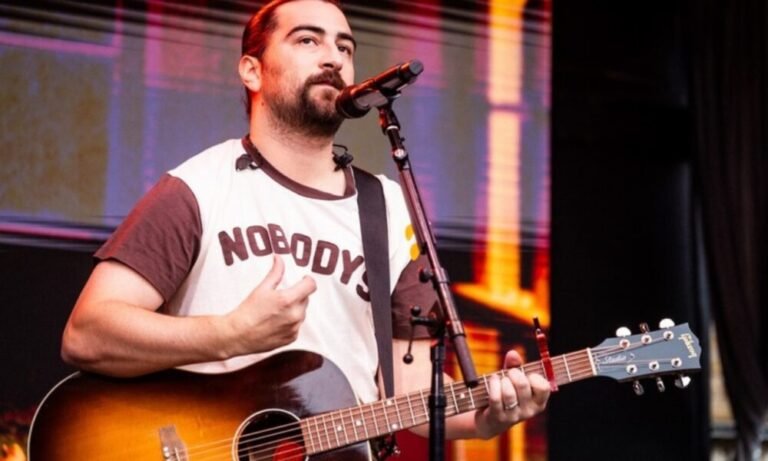 Noah Kahan demande à ses fans d’arrêter de voler un panneau de rue